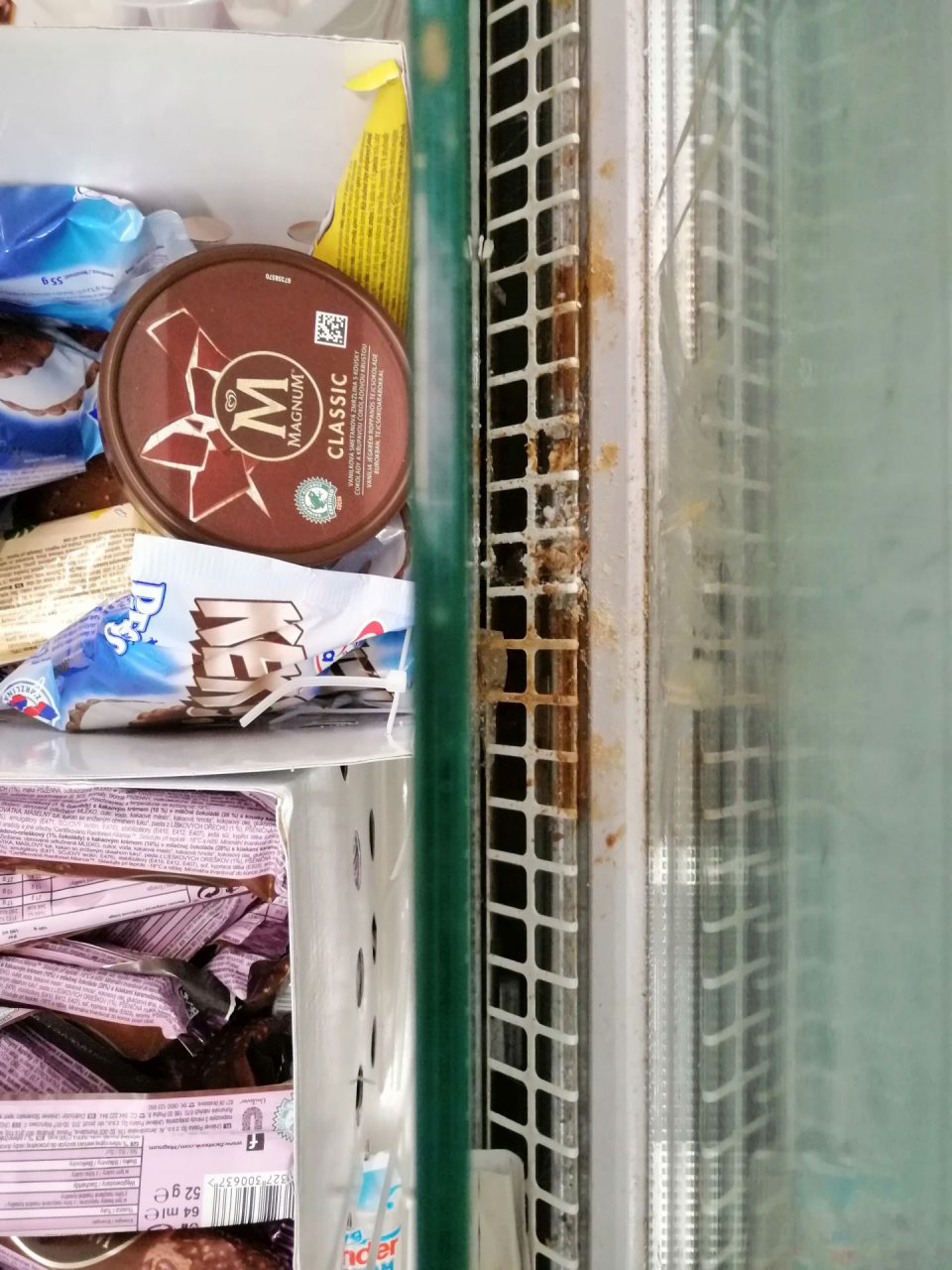 Znečistená mriežka v mraziacej vani.