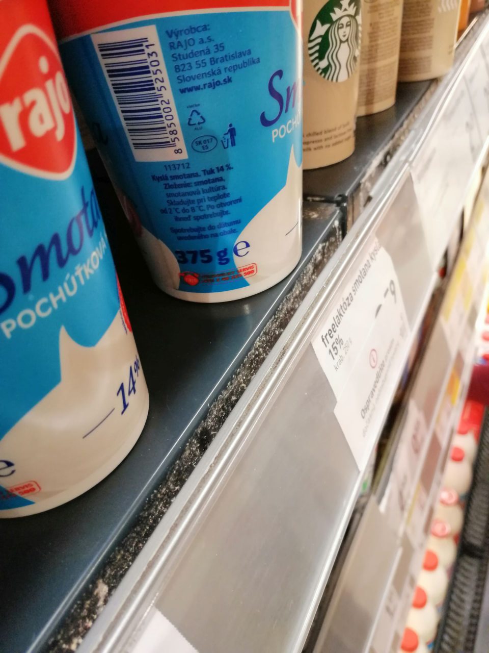 Výskyt plesne pod lištami s cenovkami v chladiacej vitríne.