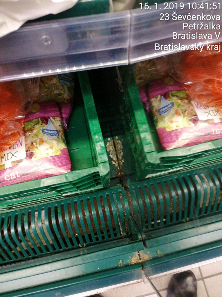 Chladiaca vitrína na zeleninu znečistená, skorodovaná