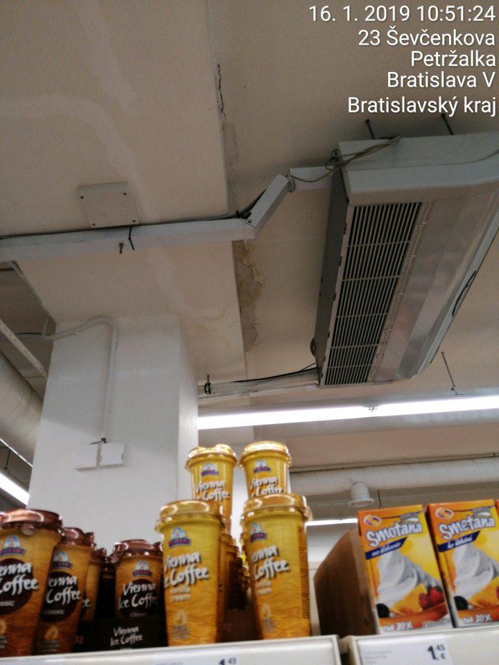 Strop poškodený, zatečený