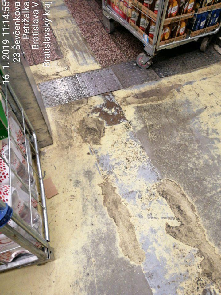 Podlaha v zázemí - poškodená