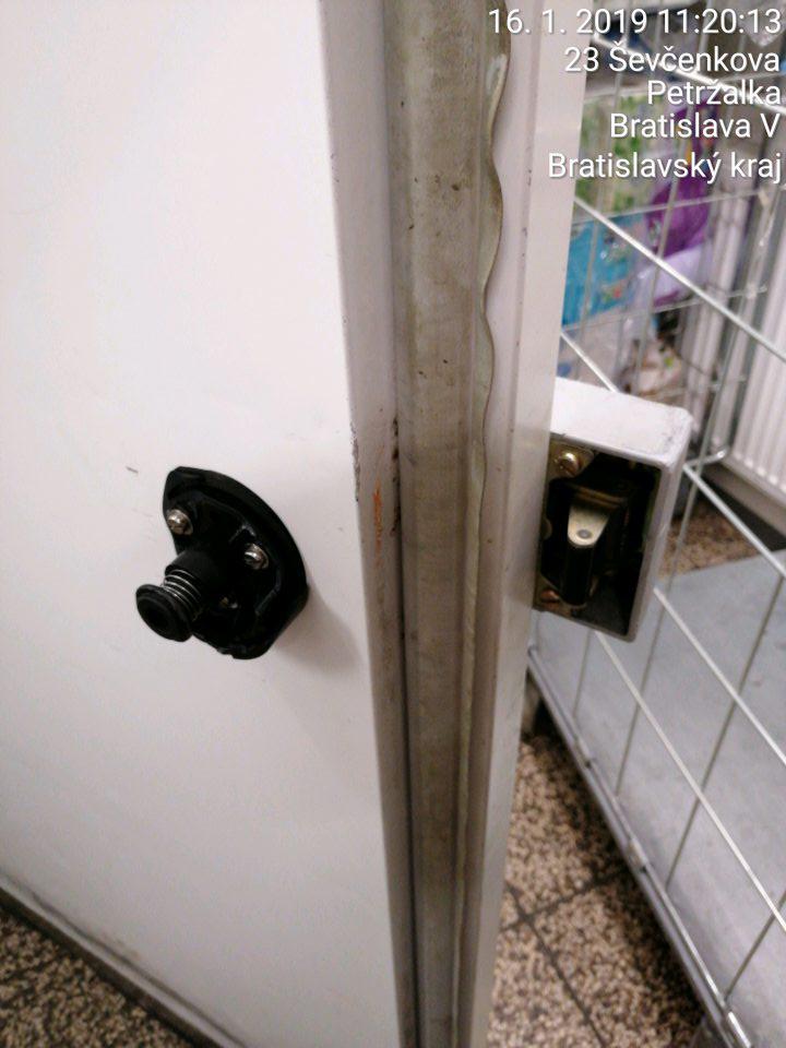 Dvere chladiaceho boxu znečistené plesňou