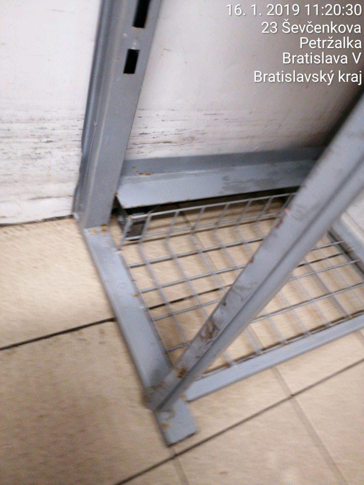 Regále v chladiacom boxe znečistené plesňou, skorodované