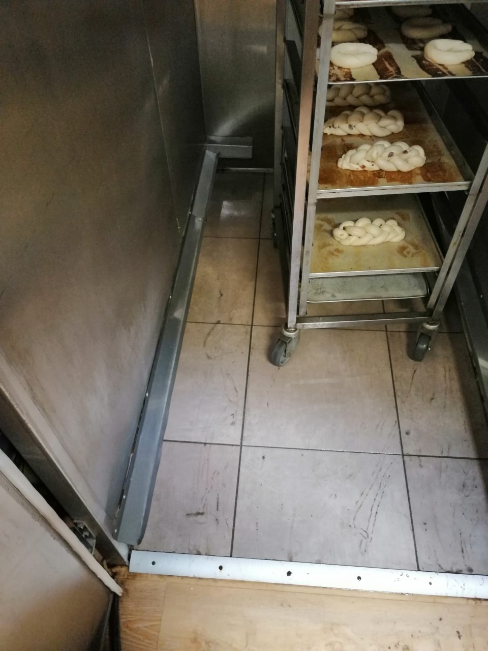 Znečistená podlaha v kysiarni.