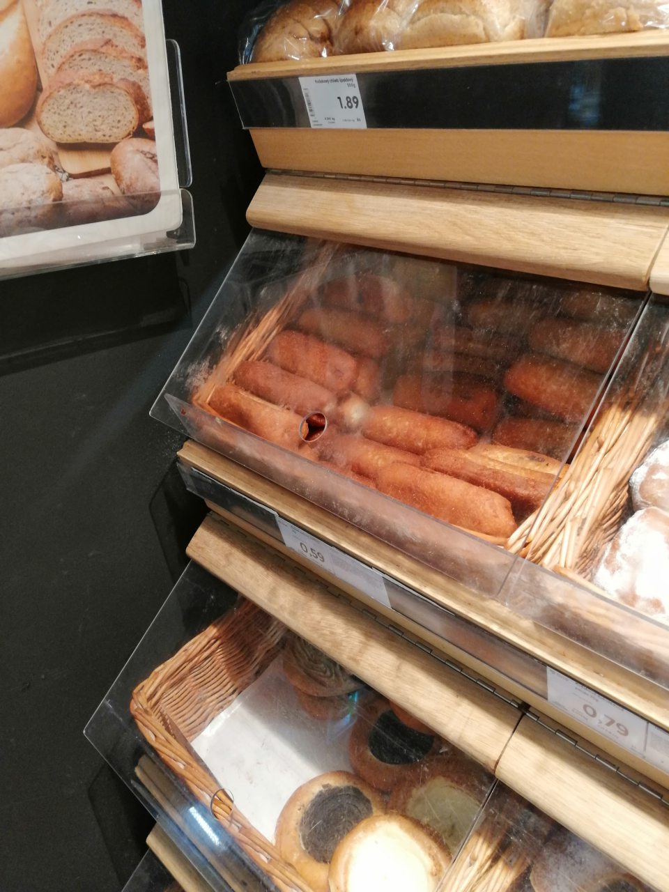 Znečistené plexisklové kryty na prútených košoch oddelenia predaja pekárskych výrobkov.