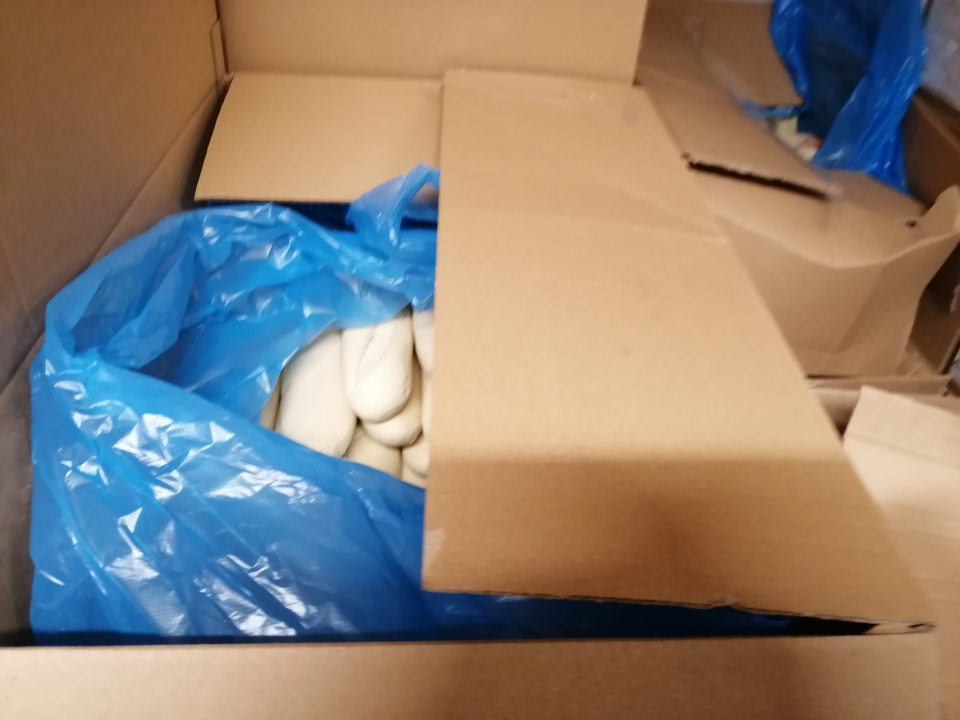 Nehygienické skladovanie mrazených pekárskych polotovarov v otvorených obaloch.