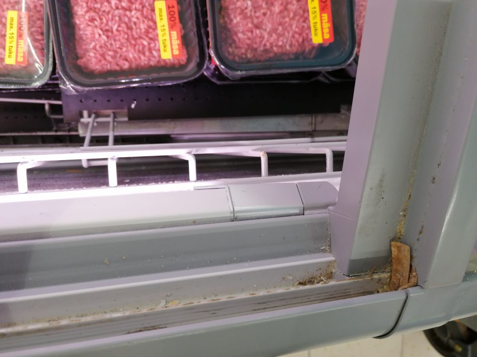 Nános nečistôt na lištách pre posuvné dvere v chladiacej vani na predajnej ploche.
