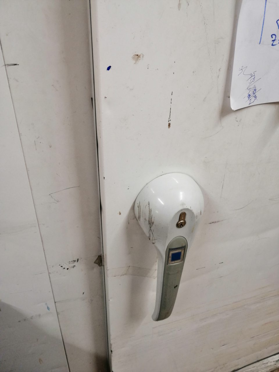 Znečistené a poškodené dvere do mraziaceho boxu.