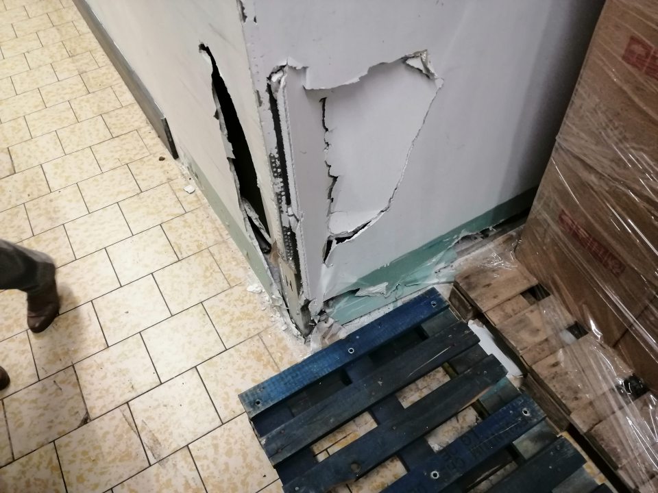 Poškodené steny v suchom sklade.