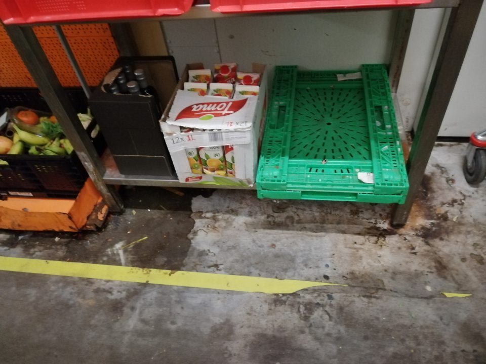 Výrazne znečistená podlaha v mieste odpisov ovocia a zeleniny.