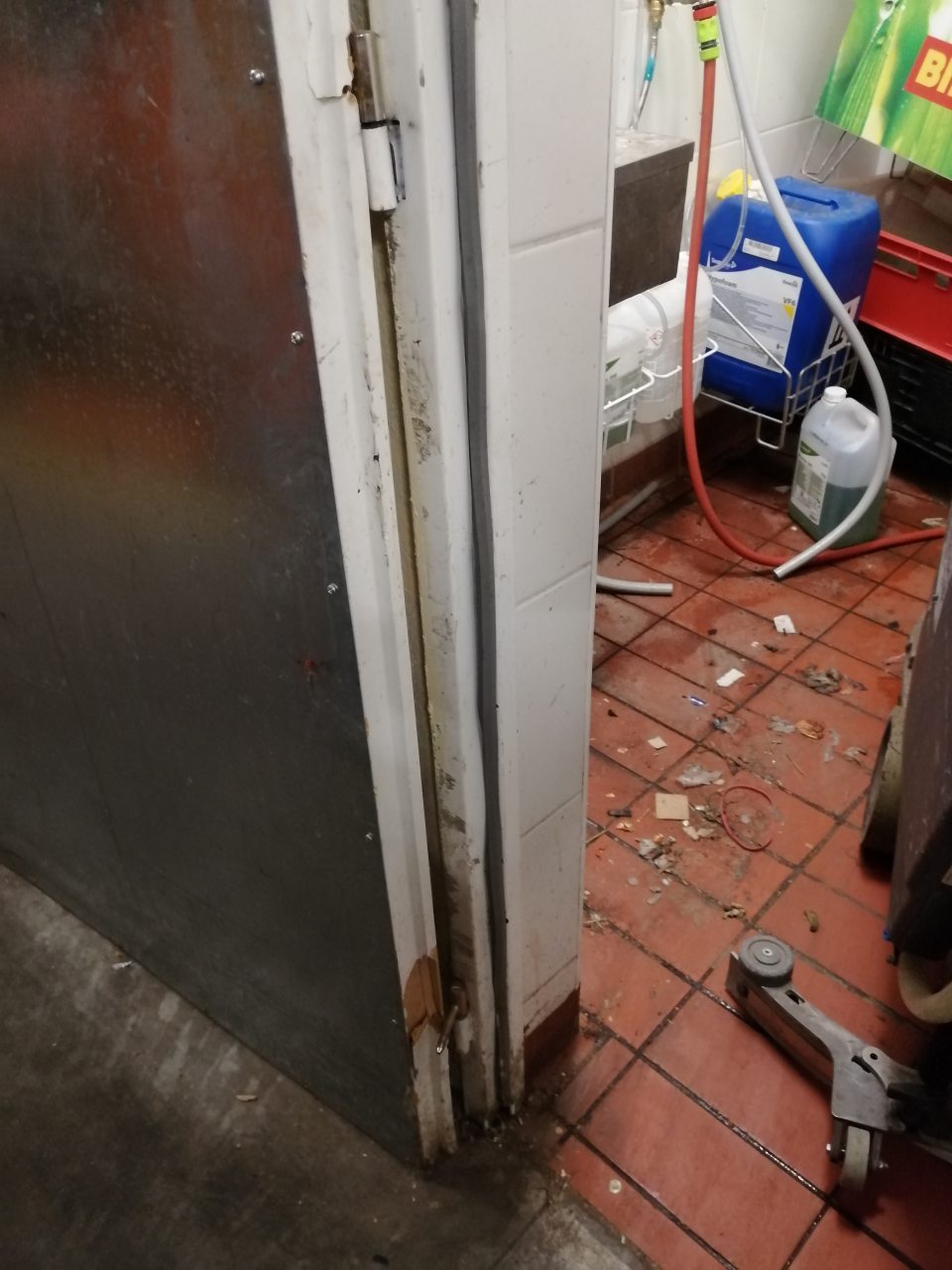 Nános nečistôt na podlahe v miestnosti čistiacim strojom.