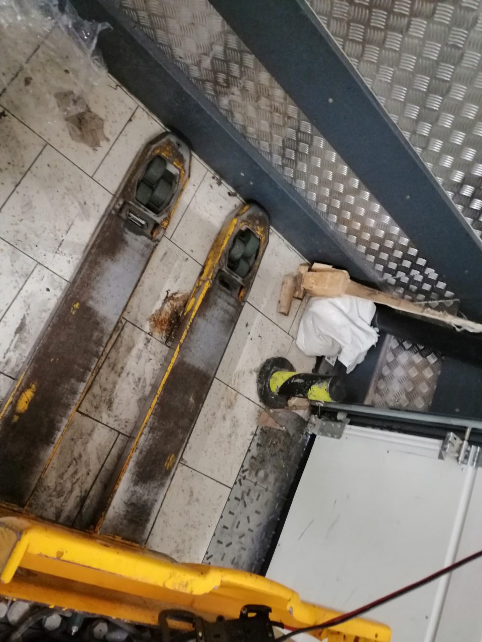 Znečistená podlaha vo vnútornom priestore príjmu potravín.