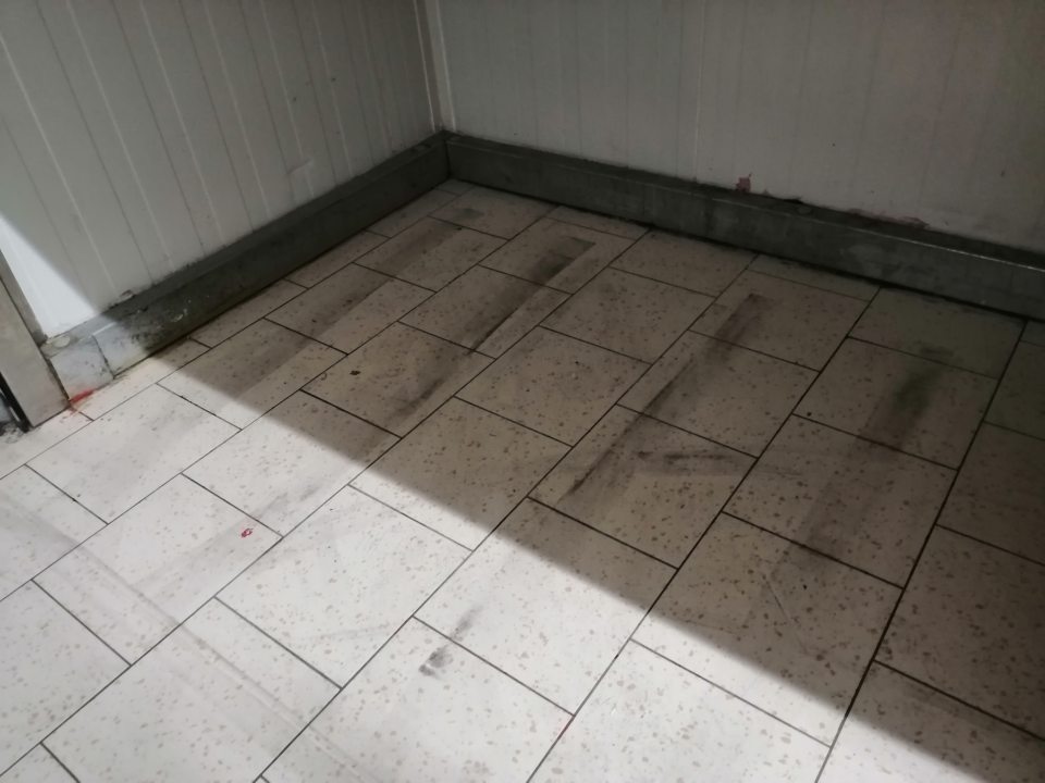 Znečistená podlaha a obvodová kovová zábrana v chladenom sklade MOPRO.