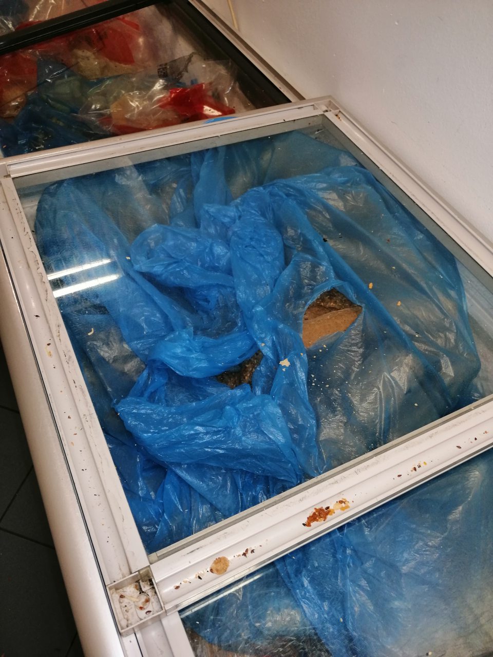 Mraziace vitríny znečistené