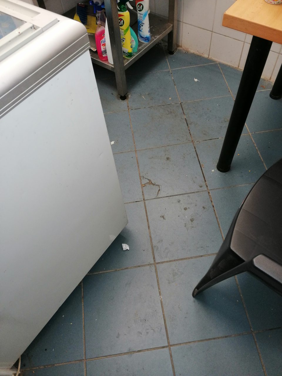 Podlahy znečistené