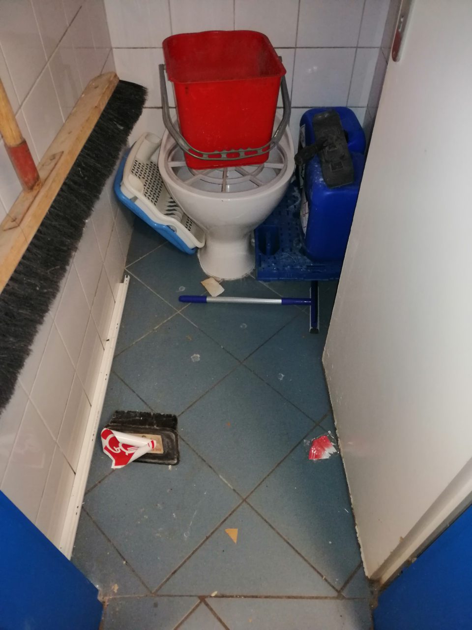 Podlahy znečistené