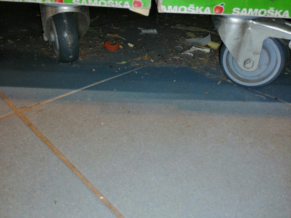 Podlahy znečistené