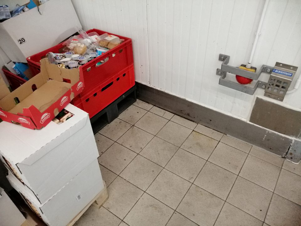 Znečistená stena a podlaha v chladiarni MOPRO.
