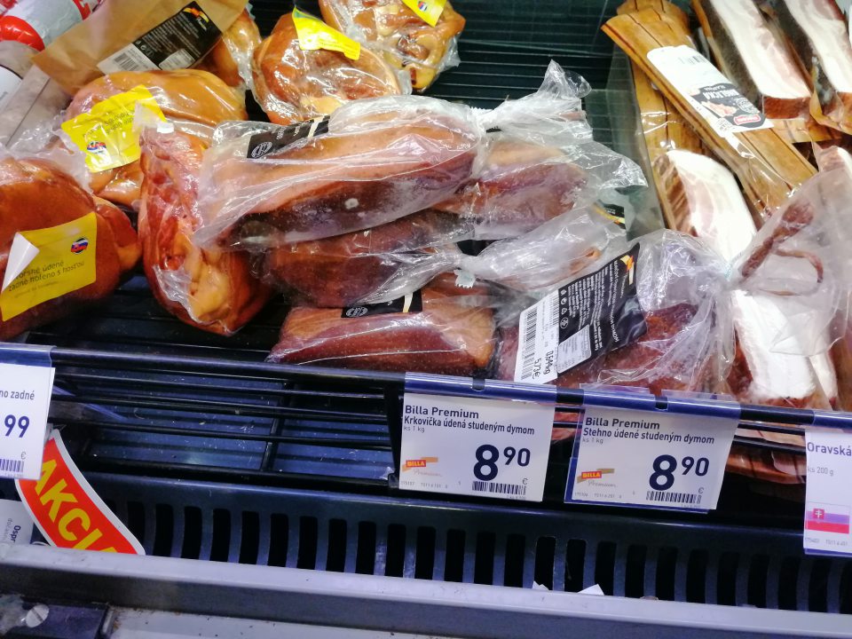 Výrobok ponúkaný na predaj s výskytom plesne na povrchu.
