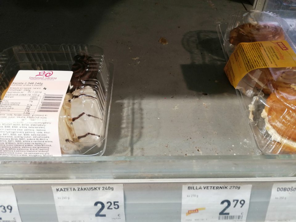 Znečistené police regálov na predajnej ploche.