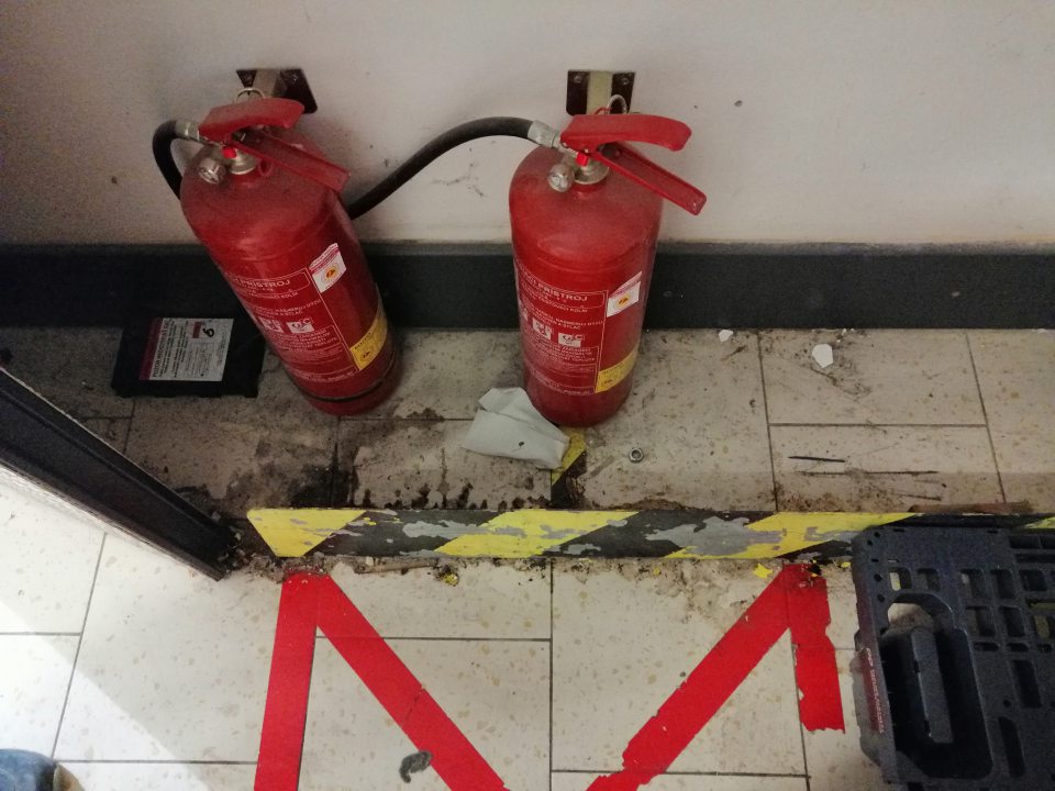 Znečistená podlaha na príjme potravín.