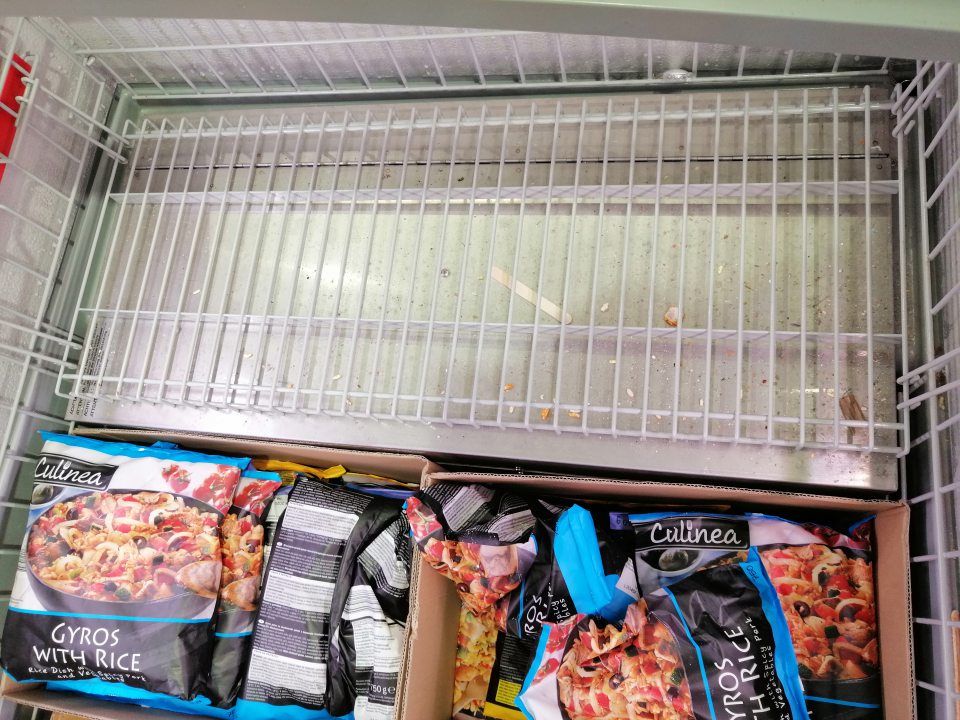 Nános nečistôt na dne mraziacej vane na predajnej ploche.