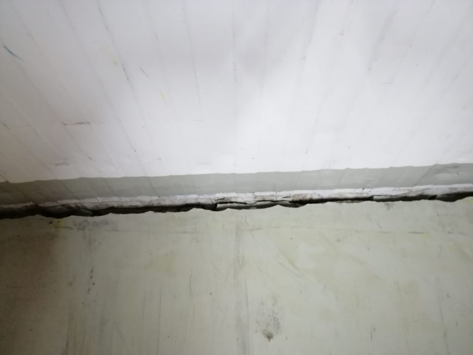 Poškodená podlaha v chladiacom boxe mliečnych výrobkov.