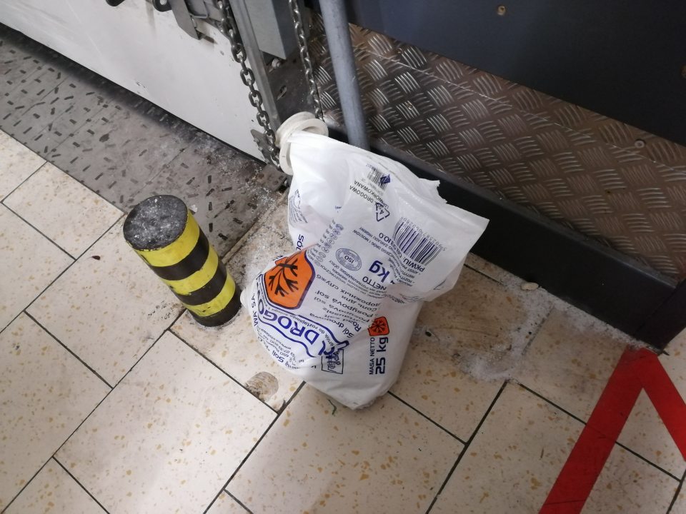 Rozsypaná posypová soľ vo vnútornom priestore príjmu potravín.