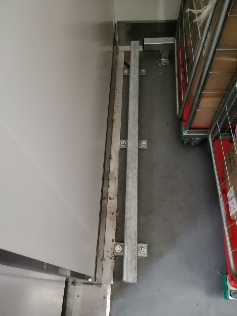 Nános nečistôt za kovovými zábranami v mraziacom boxe hydiny.