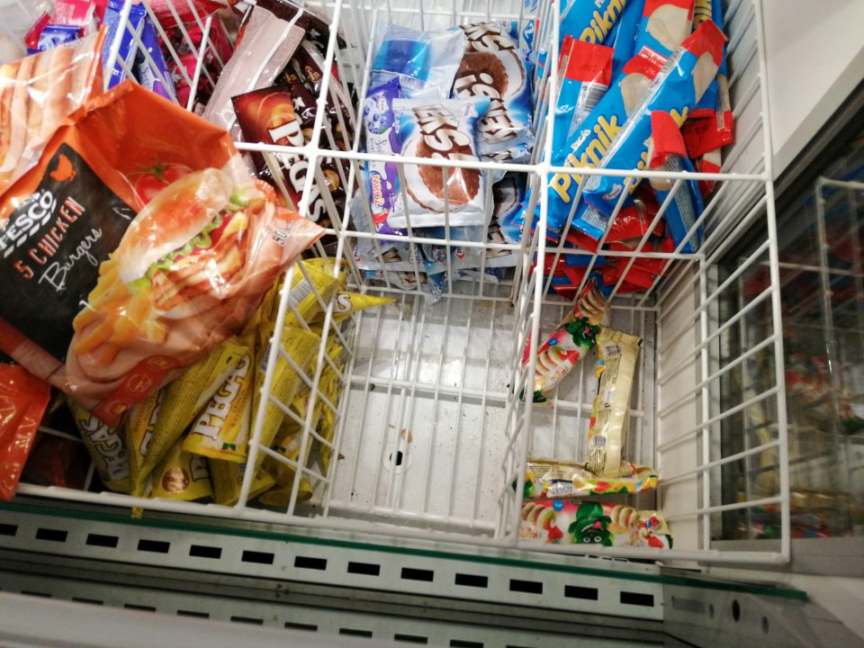 Znečistené dno mraziacej vane na predajnej ploche.