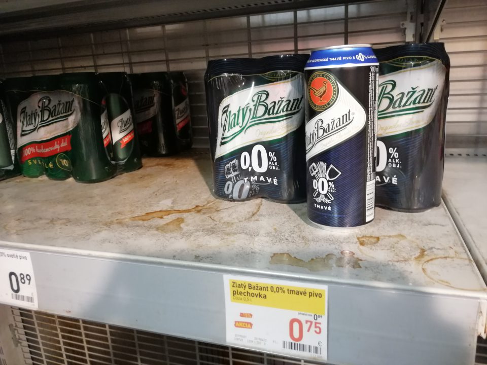 Znečistené police regálu na predajnej ploche.