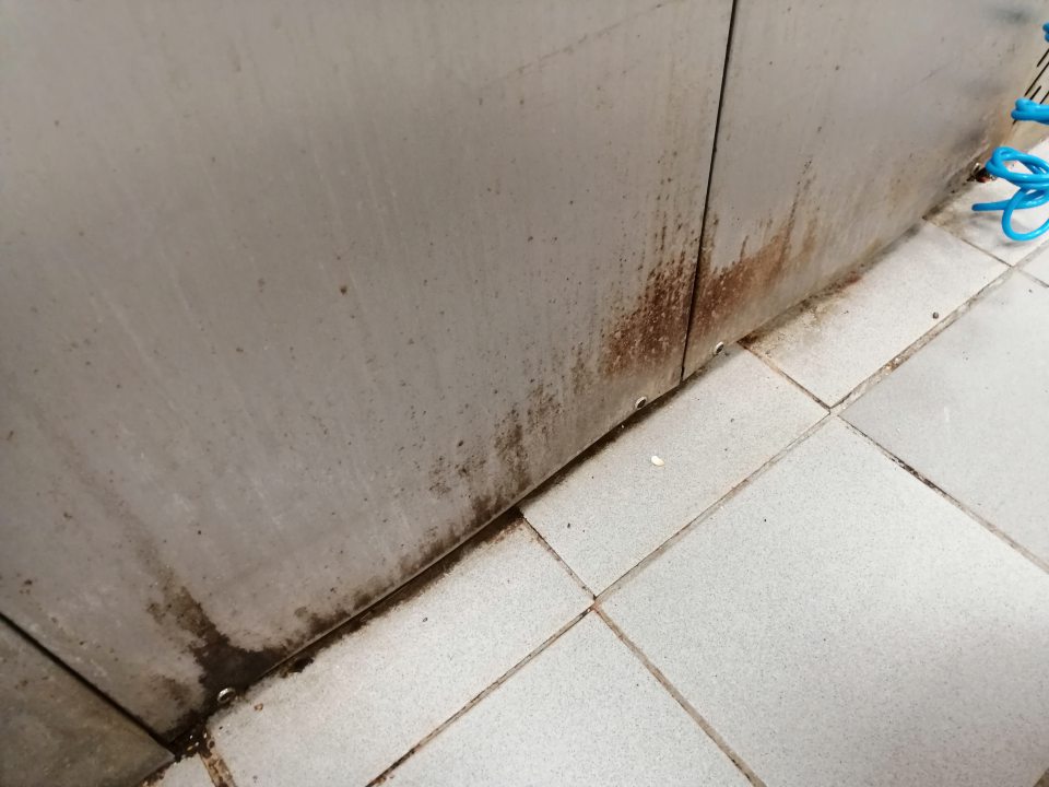 Výskyt korózie na bočnej stene pece.