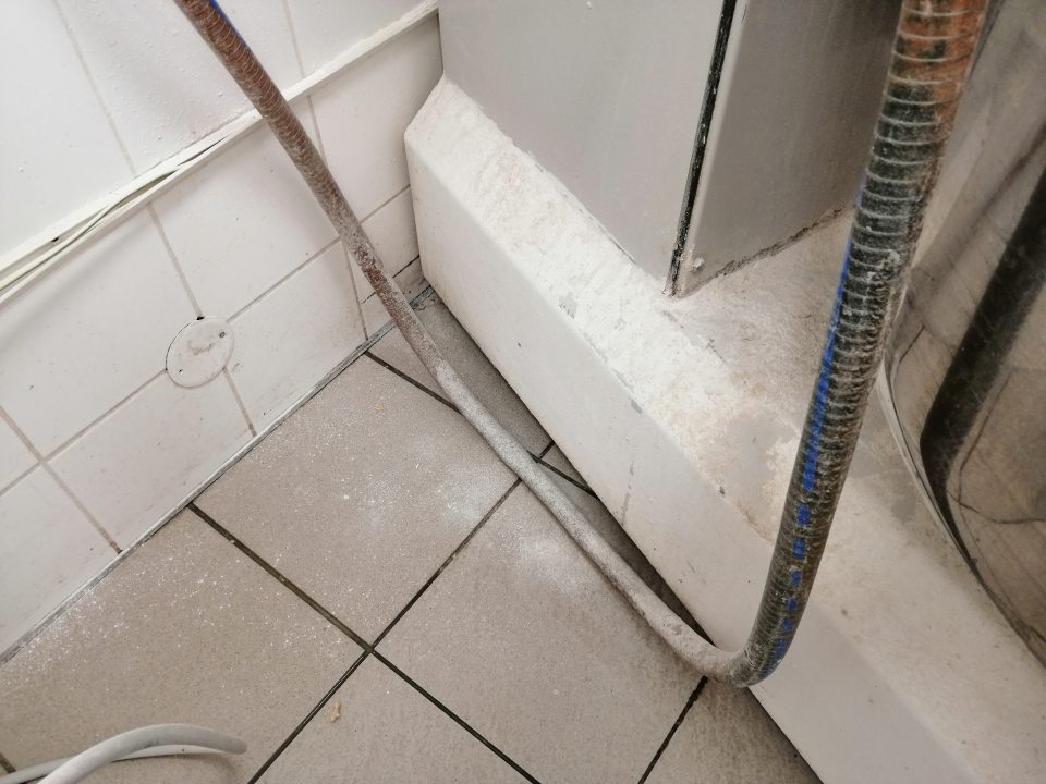 Znečistený povrch miešacieho zariadenia.