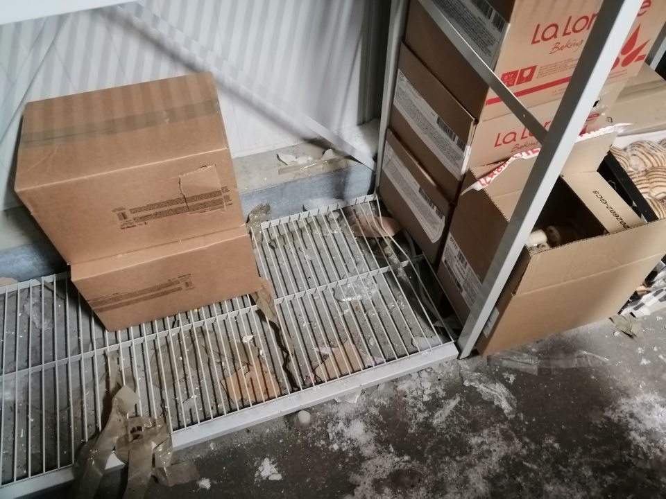 Námraza na podlahe v mraziacom boxe pekárne.