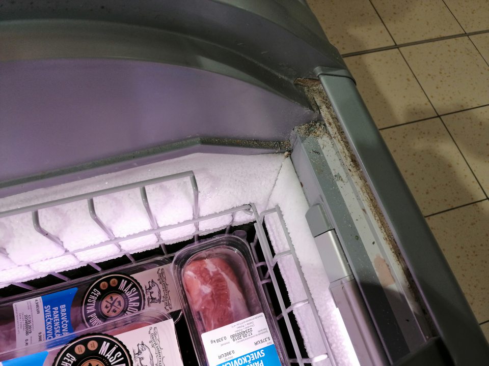 Znečistené lišty pre posuvné dvere v chladiacej vani na predajnej ploche.