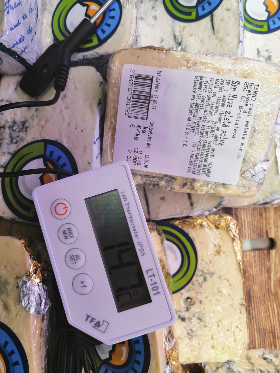 Balené syry v samoobslužnom chladiacom zariadení vystavované pri nevyhovujúcej teplote.