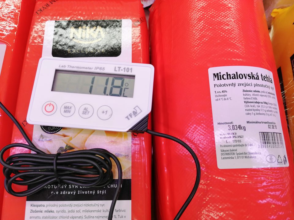 Balené syry v samoobslužnom chladiacom zariadení vystavované pri nevyhovujúcej teplote.