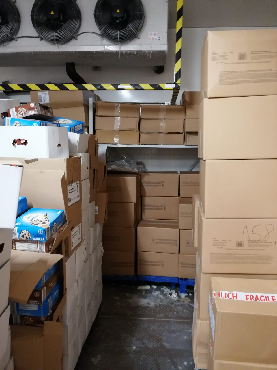 Námraza na podlahe a agregáte v mraziarenskom sklade pekárne.