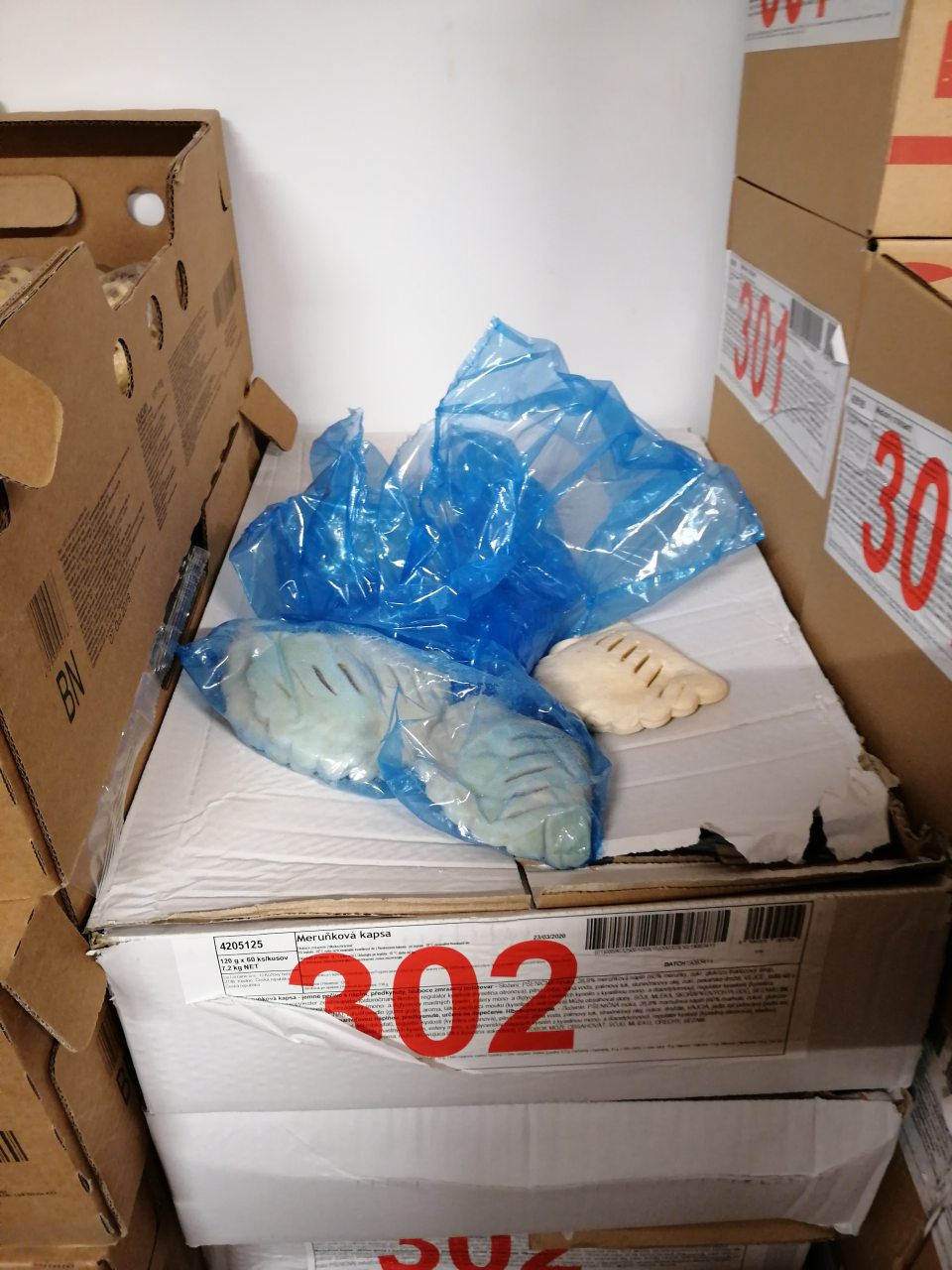 Nehygienické skladovanie mrazených pekárskych polotovarov.