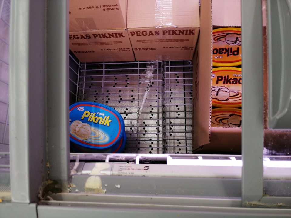 Znečistené lišty pre posuvné dvere mraziacej vane na predajnej ploche.