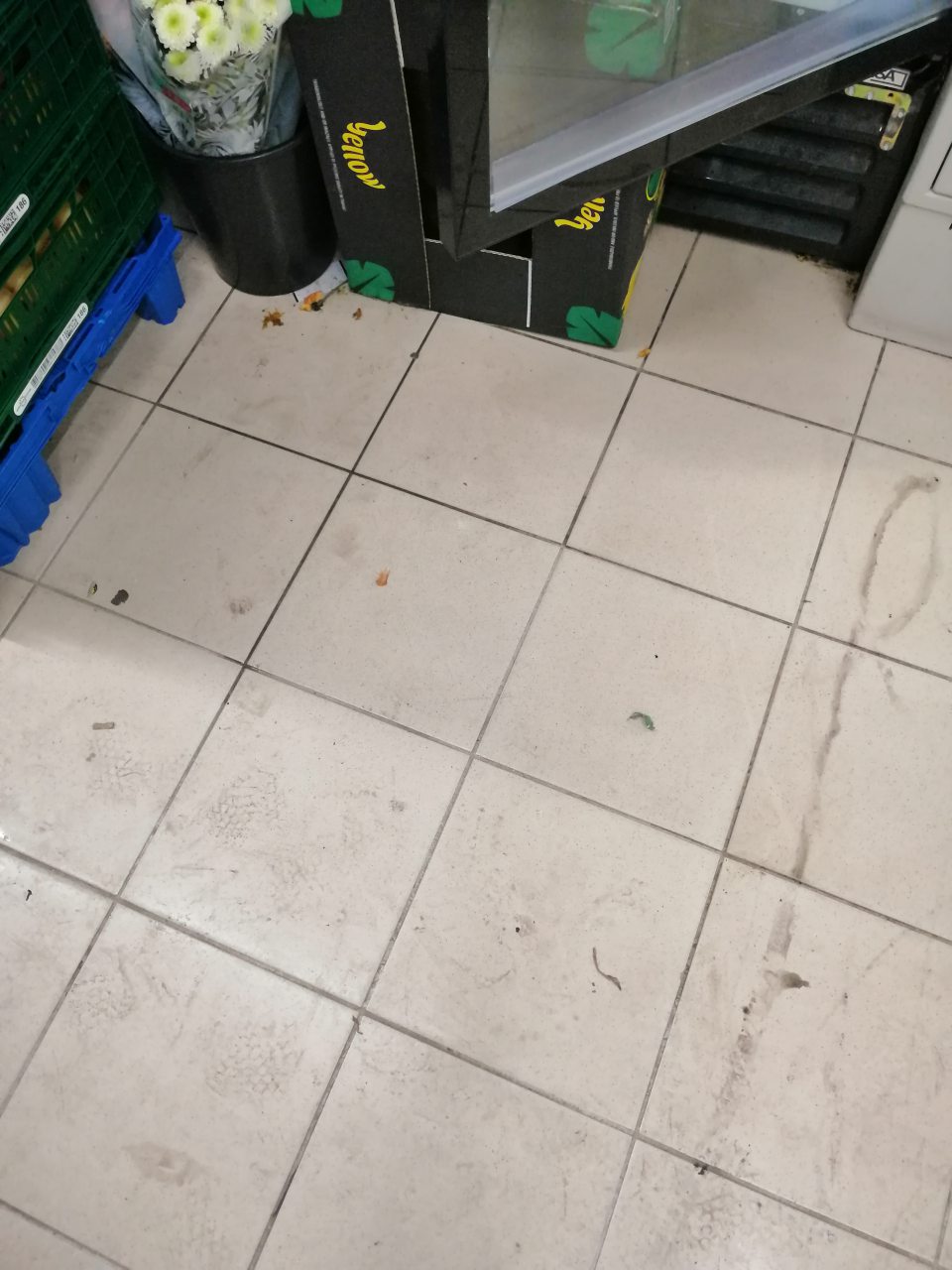Podlahy na predajnej ploche znečistené
