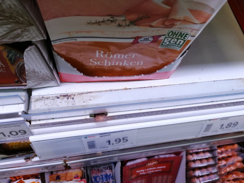 Nános nečistôt pod lištami v chladiacom zariadení s mäsovými výrobkami.