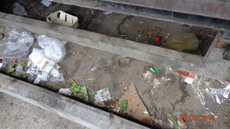  sklade na príjme tovasru pod príjmovou rampou výskyt prázdnych plastových obalov, zbytky kartónov, zeleniny a hrubej špin