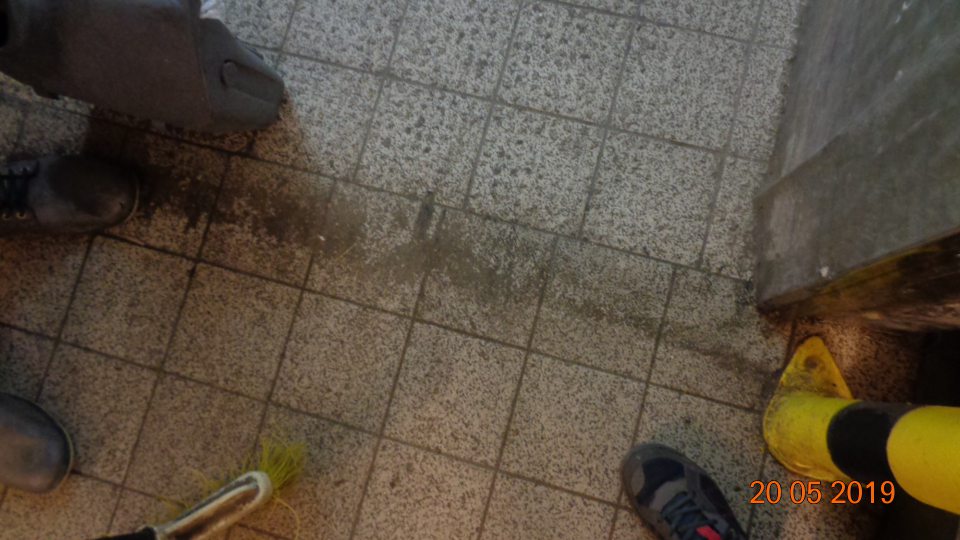 ri vstupe z chladiaceho boxu mäsových výrobkov do mraziaceho boxu bol zistený hrubý nános špiny