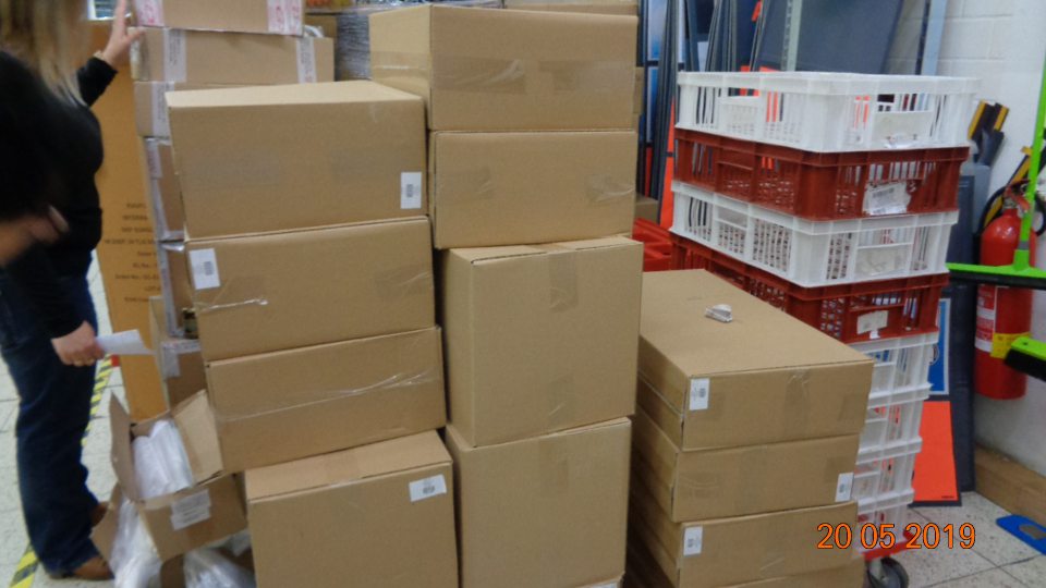 obalový materiál ( sáčky určené na balenie pečiva a papiere na balenie salámy) uložené pri vstupe do skladu čerstvej zeleniny a pri vstupe do pekárne