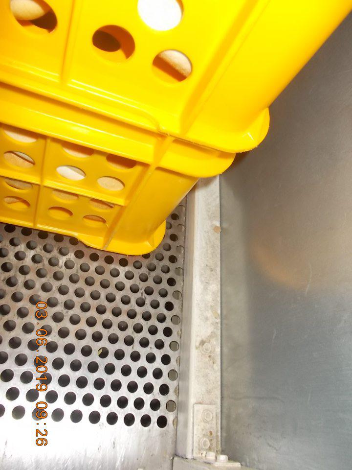 Box na uskladnenie nebaleného pečiva znečistené bočné lišty prachom a zbytkami omrviniek.