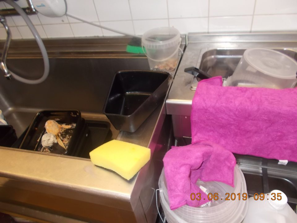 V sklade lahôdok kde prebieha príprava lahôdkaresnkých výrobkov sa nachádzali prehdené špinavé handry, nádoba s odpadkami a plastové vedierka.