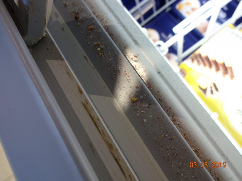 Mraziace vitríny na predajnej ploche na vodiacich lištách znečistené zhlukom prachu a rôznymi nečistotami.