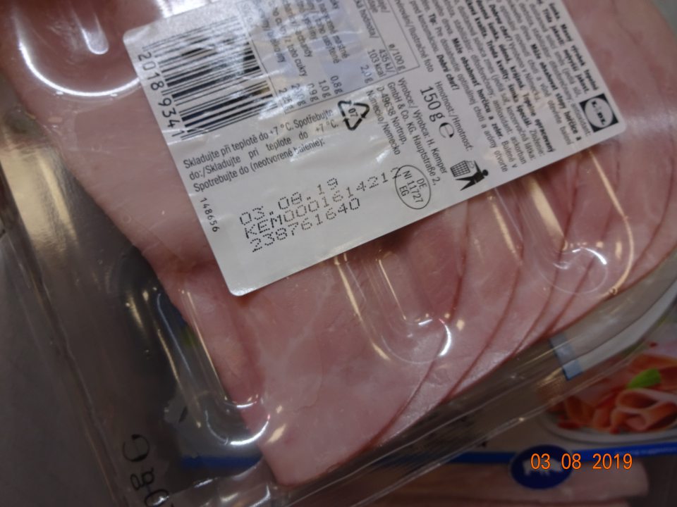 Mäsový výrobok neuložený oddelene a ani neoznačený končiacim dátumom spotreby. 