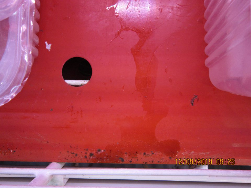 Regále chladiacej vitríny pre čerstvé mäso na predajnej ploche znečistené zaschnutými šťavami,čiernou špinou.